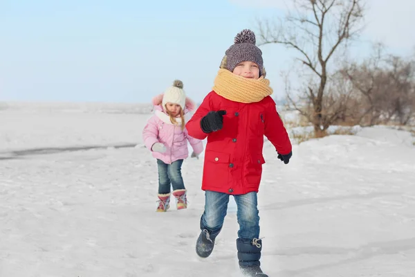 Fröhliche Kinder, die im Winter Spaß im Freien haben — Stockfoto