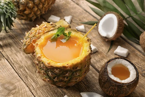 Koktejl v ananasu a kokosu — Stock fotografie