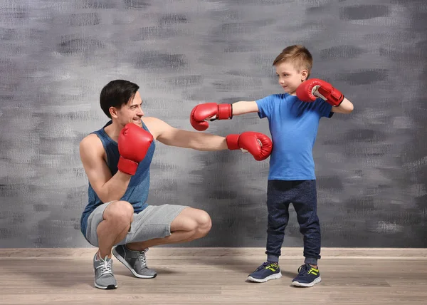 Pai e filho durante o treinamento de boxe — Fotografia de Stock