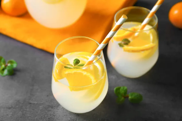 Bicchieri con cocktail di agrumi — Foto Stock