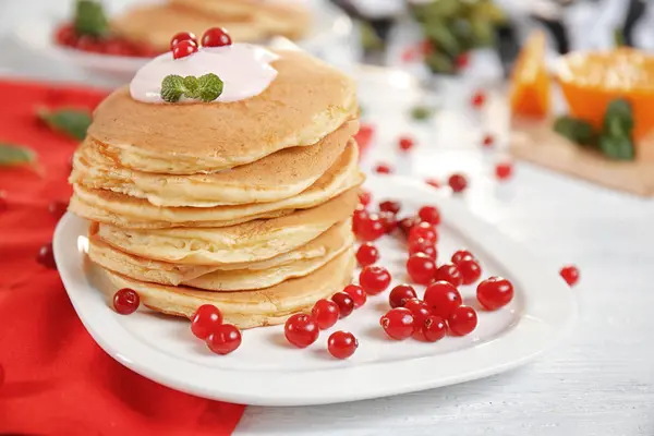 Plate with delicious pancakes — Stock Photo, Image