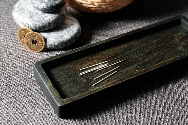 Akupunktur iğneleri ahşap stand — Stok fotoğraf