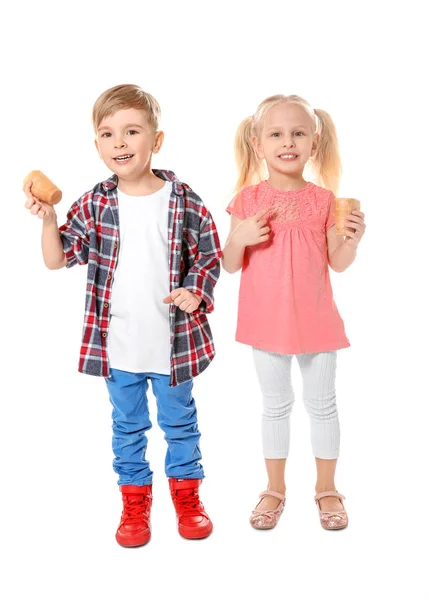 Kinder essen Eis — Stockfoto