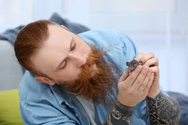 Homem barbudo com rato engraçado em casa — Fotografia de Stock