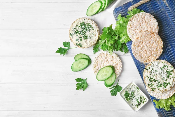Rice wafers, cheese, cucumbers and parsley