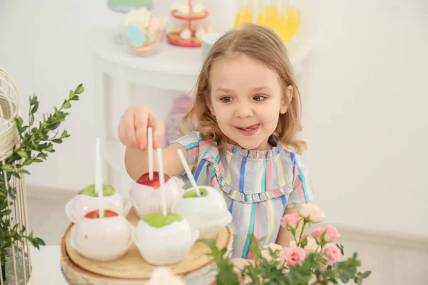 Roztomilá dívka brát sladkosti pro strany — Stock fotografie