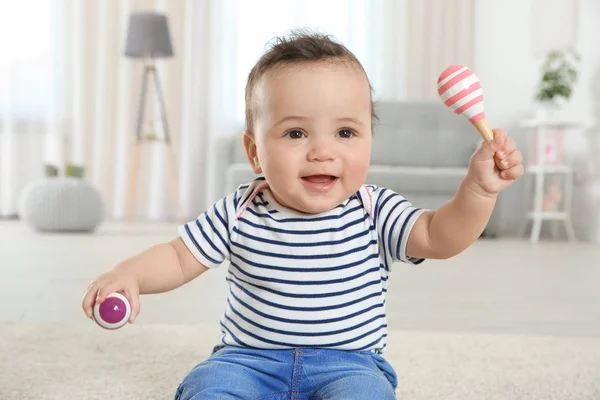 Söt liten baby med skallror hemma — Stockfoto