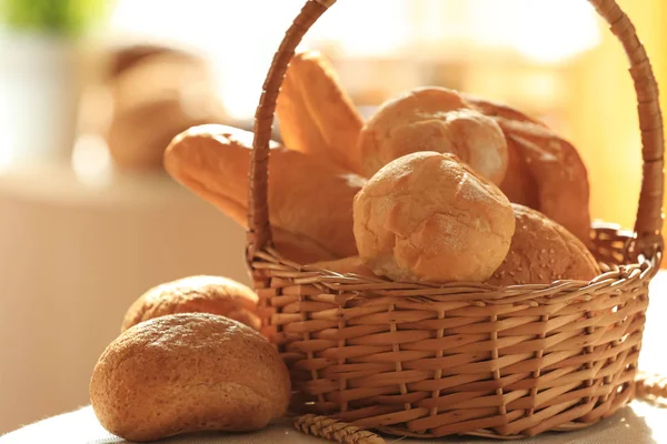 Cesto di vimini con pane fresco — Foto Stock