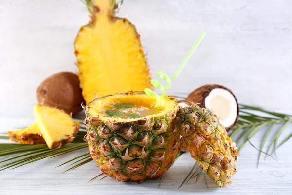 Cocktail aus Ananas und Kokosnuss — Stockfoto