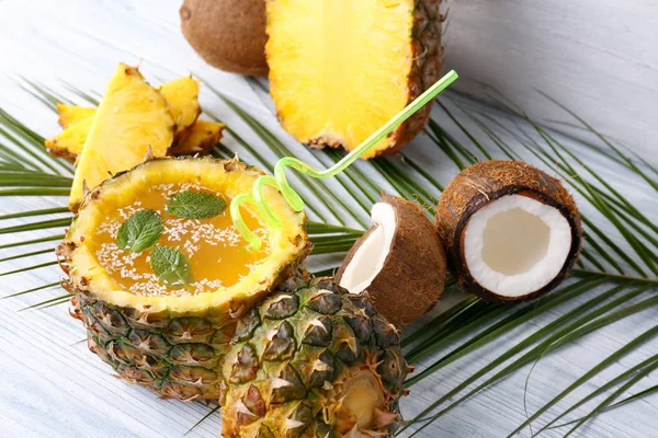 Коктейль в ананасе и кокосе — стоковое фото