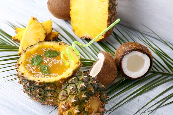 Ananas ve hindistancevizi kokteyl — Stok fotoğraf