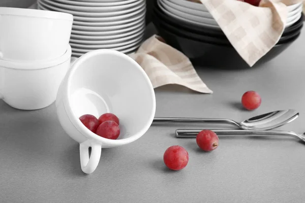 Conjunto de utensílios de mesa com uvas — Fotografia de Stock
