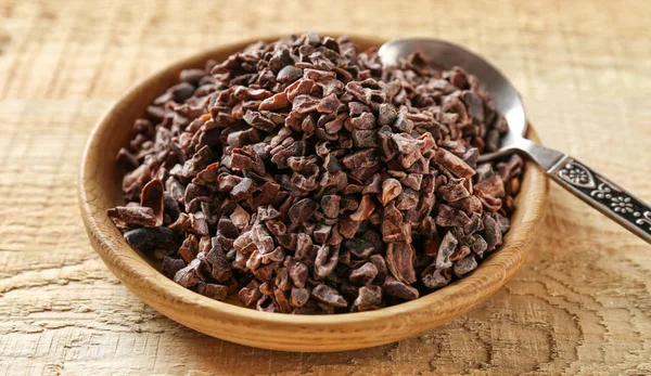 Kom met aromatische cacao nibs — Stockfoto