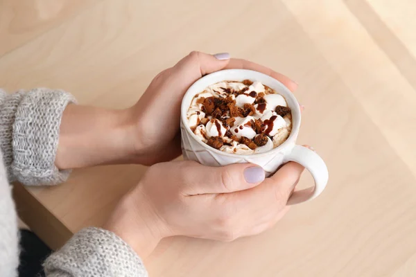 Donna e tazza di bevanda al cacao — Foto Stock