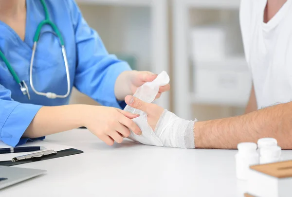 Läkare tillämpa bandage på patienten — Stockfoto