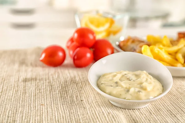 Schüssel mit leckerer Mayonnaise-Sauce — Stockfoto