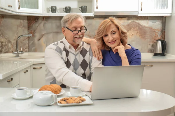 Nettes älteres Ehepaar — Stockfoto