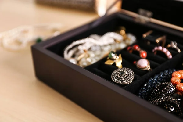 Accesorios de joyería en caja — Foto de Stock