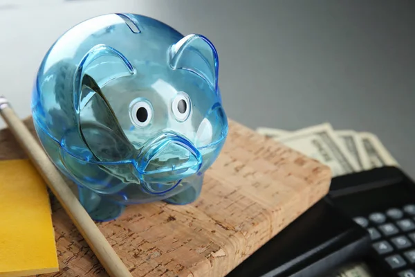 Zusammensetzung des Sparschweins mit Dollars — Stockfoto