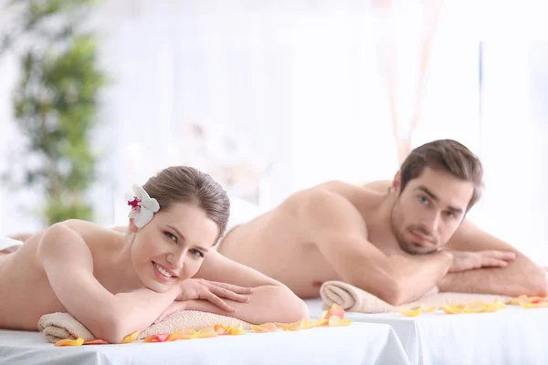 Couple relaxing in spa salon — Stock Photo, Image