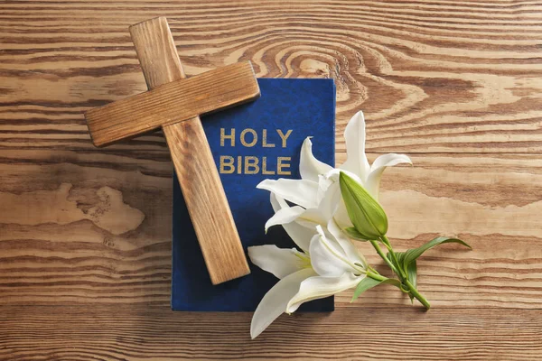 Wooden cross on table — Stock Photo, Image