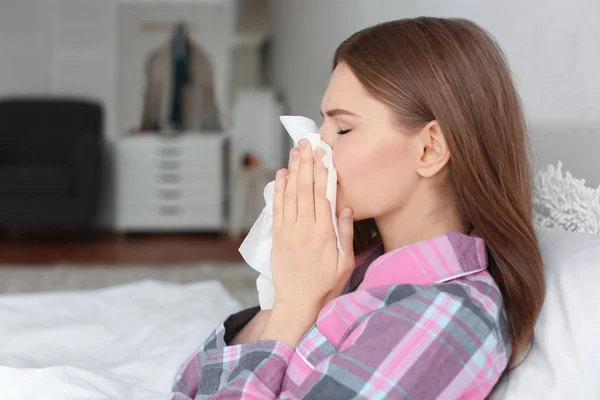 Mujer enferma con tejido — Foto de Stock