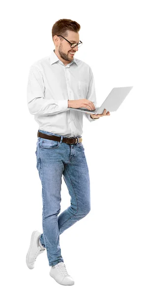 Schöner junger Mann mit Laptop — Stockfoto