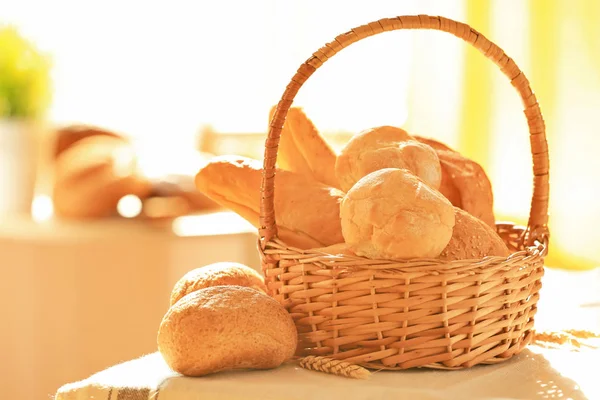 Coș de răchită cu pâine proaspătă — Fotografie, imagine de stoc