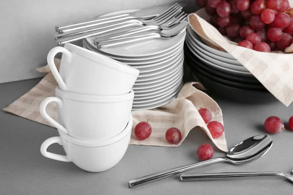 Set of tableware with grapes — Stock Photo, Image