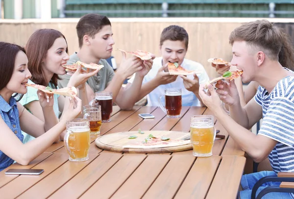 Heureux amis dans la pizzeria — Photo