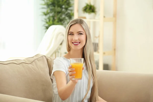 Mujer con vaso de jugo fresco —  Fotos de Stock