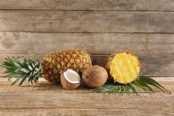 Ananas ve hindistancevizi masada — Stok fotoğraf