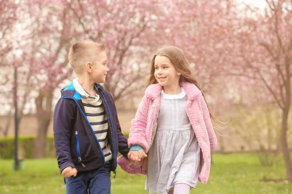 Mädchen und Junge im Frühlingspark — Stockfoto