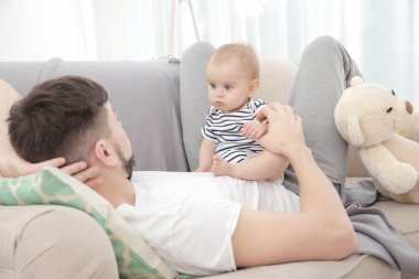 Şirin bebek kızı evde kanepede yatan baba