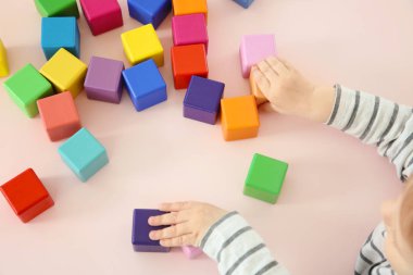 küpleri ile oynayan çocuk