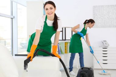 Temizlik hizmetleri ekibi Office iş başında