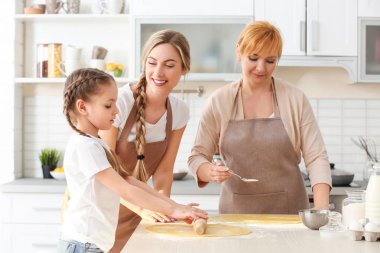 Anne ve kızı yemek olan kadın 