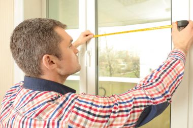 Yükleme pencere kepenkleri genç adam 