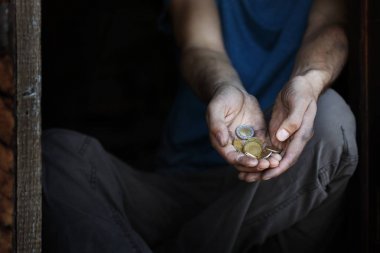 Zavallı adama yardım için yalvarıyor 