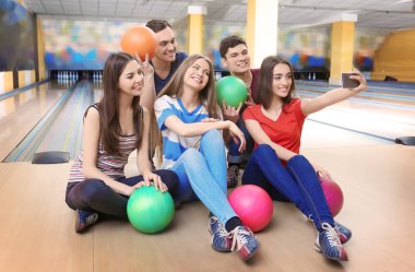 Selfie bowling kulüpte alarak arkadaşlar