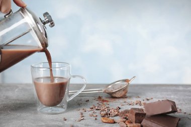 Sıcak kakao içecek fincan içine dökme