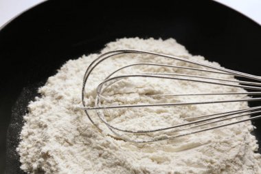 Mutfak çırpma teli ile buğday unu 