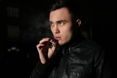 Genç adam sigara ot 