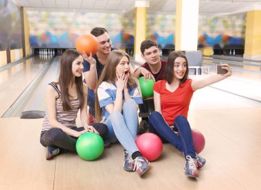 Selfie bowling kulüpte alarak arkadaşlar