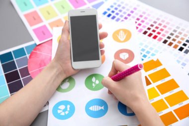 ofiste genç tasarımcısı çalışma