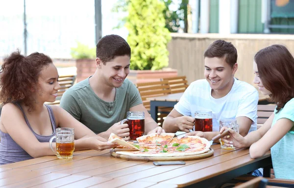 Amici felici in pizzeria — Foto Stock