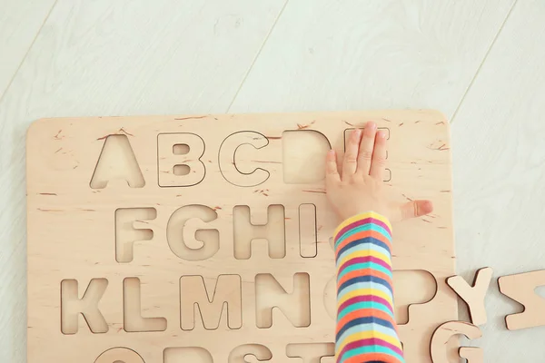 A gyermek betűkkel játszik — Stock Fotó