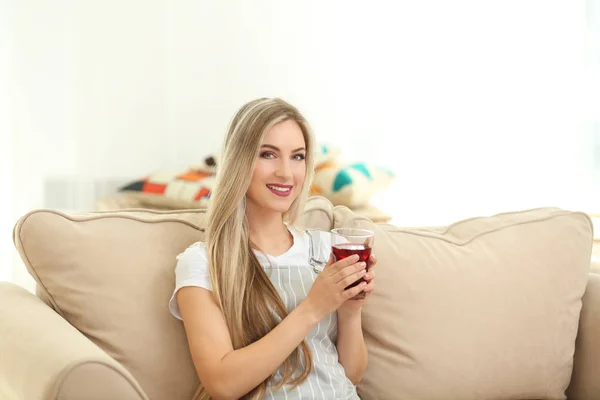 Mulher com copo de suco fresco — Fotografia de Stock