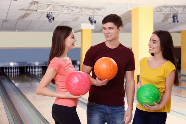 Vrienden bij bowlingclub — Stockfoto