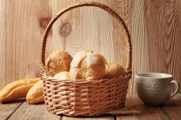 Cesta de mimbre con pan fresco —  Fotos de Stock